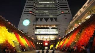 ランドマークタワーに中秋の名月ぽっかりと