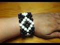 Pulsera brazalete con bolas blancas y negras.