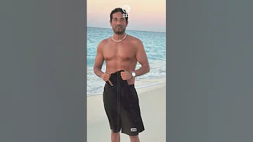 عمرو سعد يتعرض للهجوم والسخرية من المتابعين بسبب ملابسه الغريبة في الساحل 