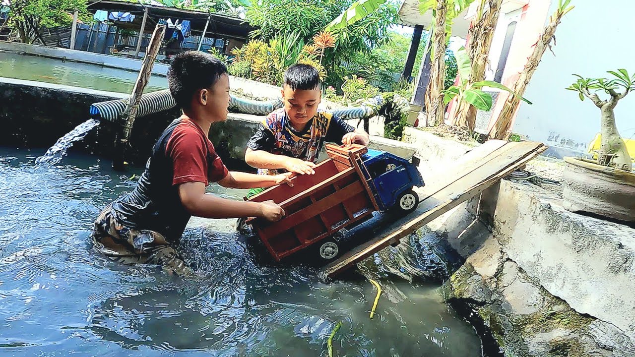 Monster trucks dan mobil dump trucks mengangkut lumpur