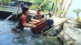 Monster trucks dan mobil dump trucks mengangkut lumpur