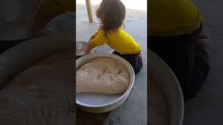 درست کردن خمیر توسط دختر روستایی