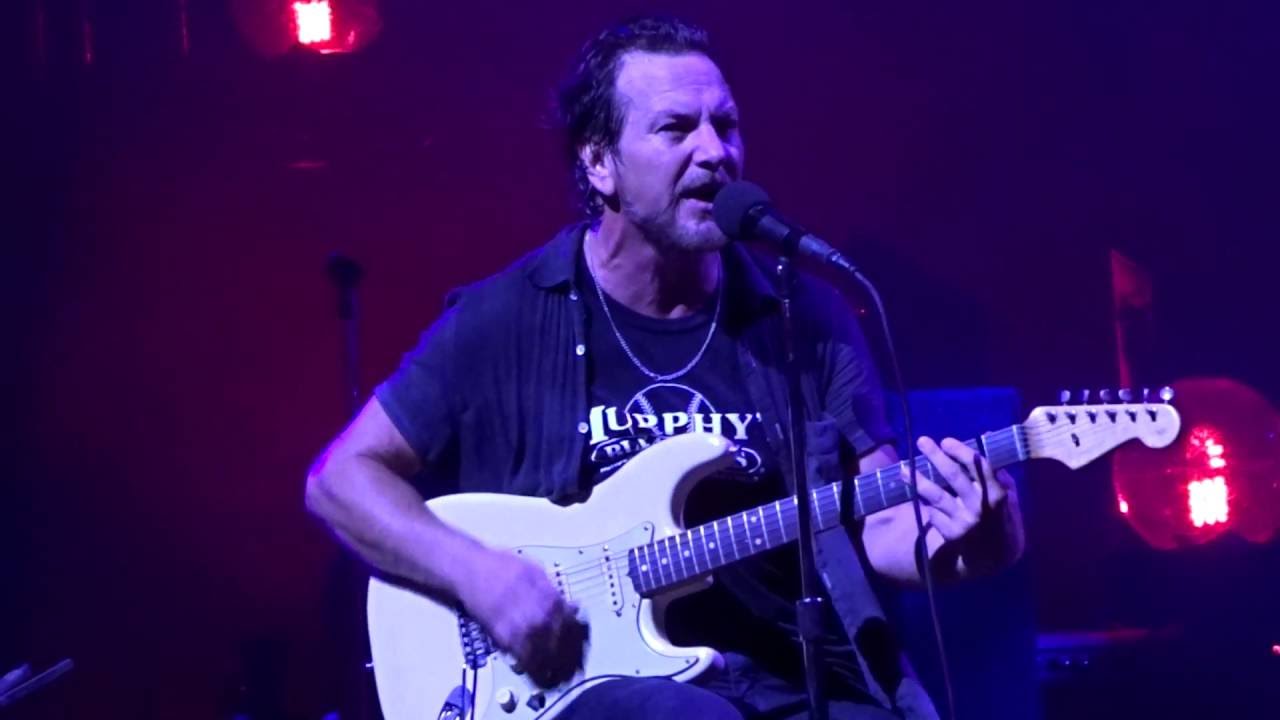 Eddie Vedder Throw your arms around me, live Wrigley Field Chicago 22