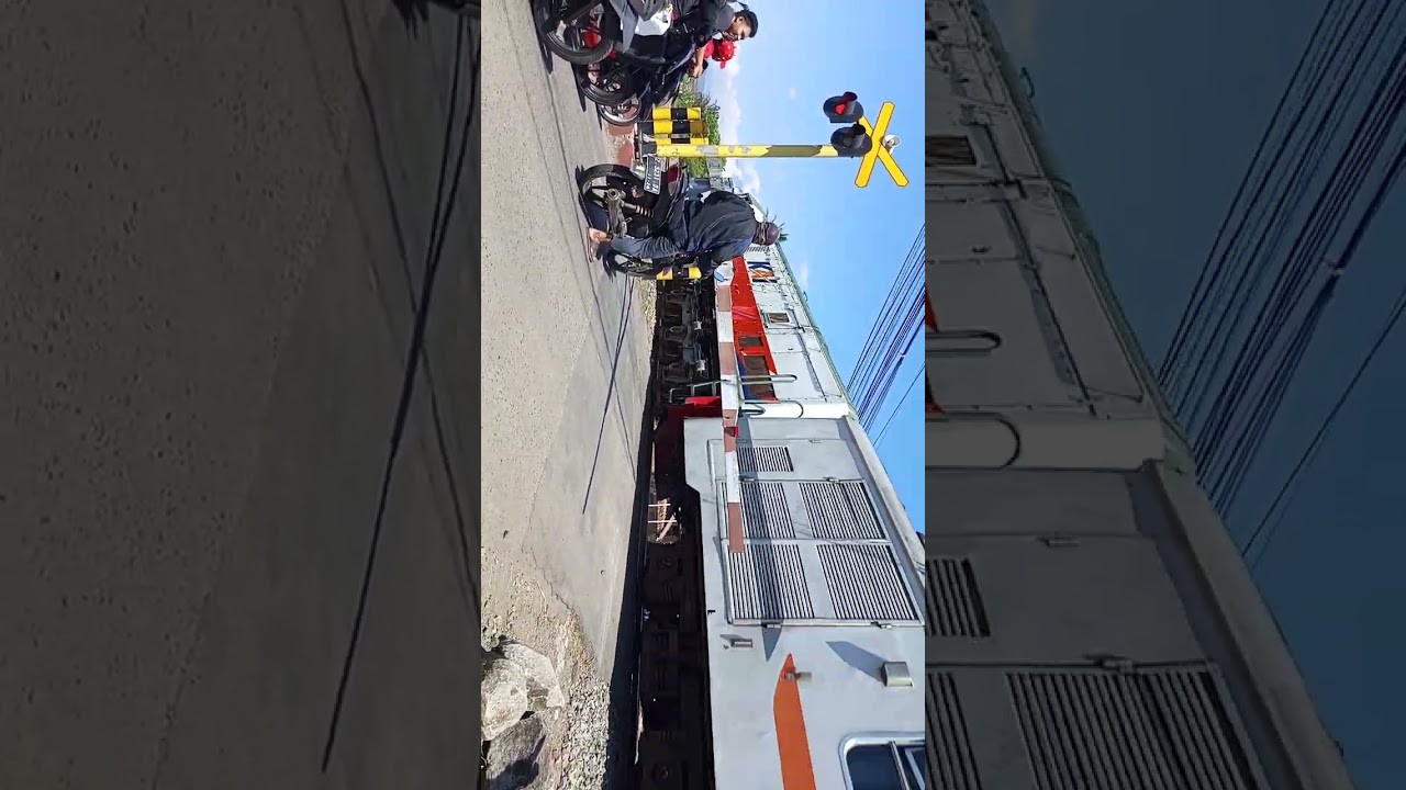 PALANG PINTU KERETA API DI CINUNUK WANARAJA