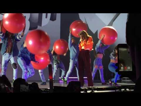 Selena Gomez  - Kill 'em with kindness (Revival Tour Singapore)