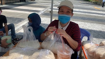 MC Cát Tường cùng MC Nguyên Khang phát gạo tại Vạn Hạnh Mall