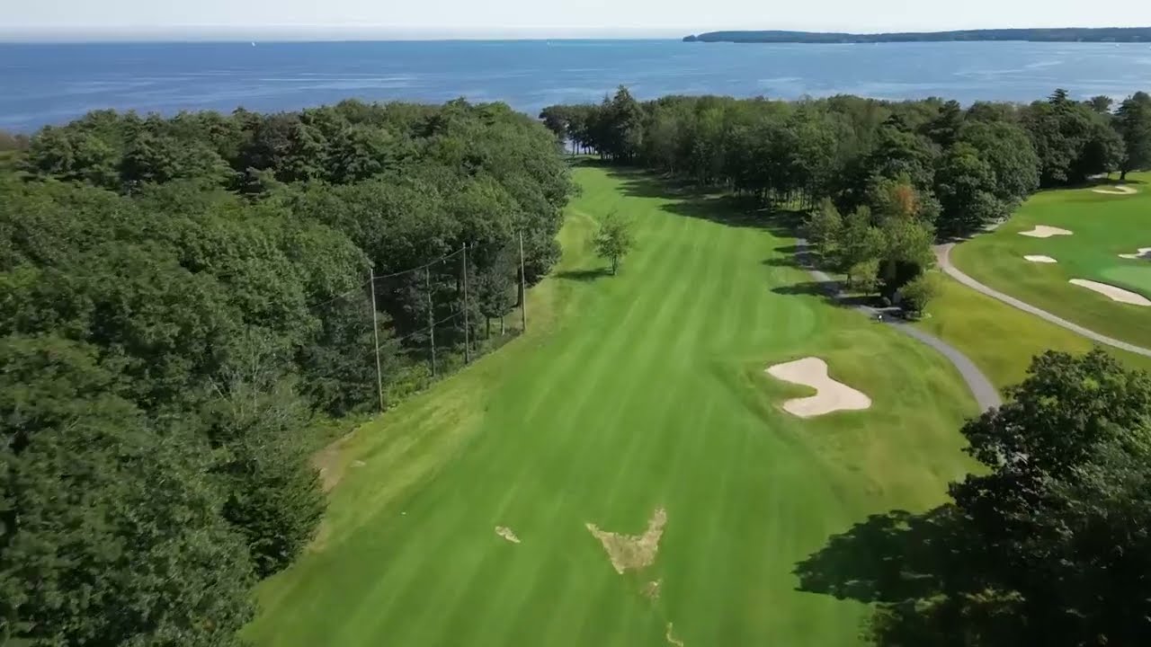 Две лучшие лунки для гольфа на берегу океана в штате Мэн. 