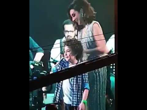 شاهد لافتة انسانية عظيمة أنغام مع أبن شقيقتها الراحلة غنوة على المسرح