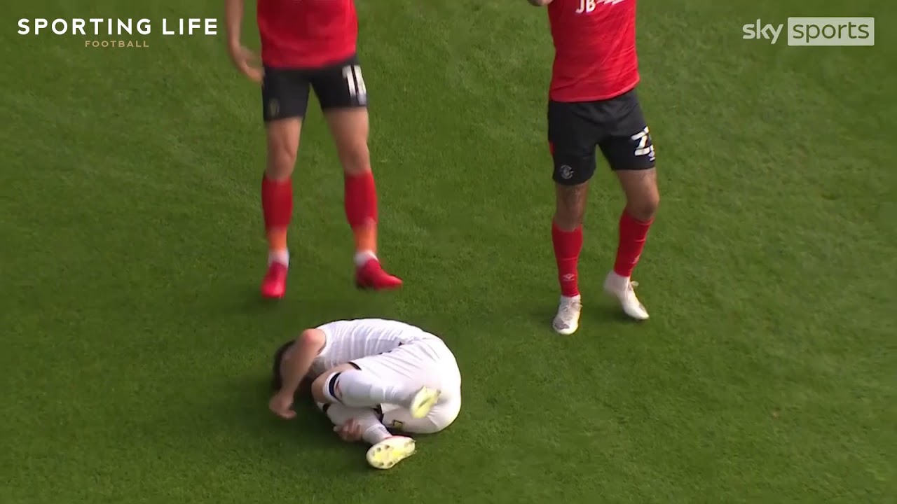 HOW WAS THIS NOT A RED CARD?!