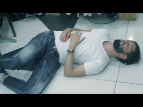 اخ يطعن اخوه بالسكين بسبب المال شاهد ماذا حصل 