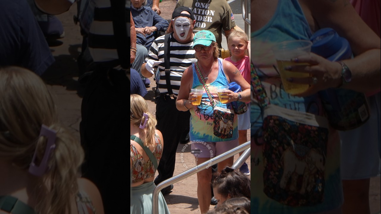 Tom o mímico imitando esta mulher com dois copos de cerveja 🍺🥴😂🤣 #tomthemime #seaworldmime