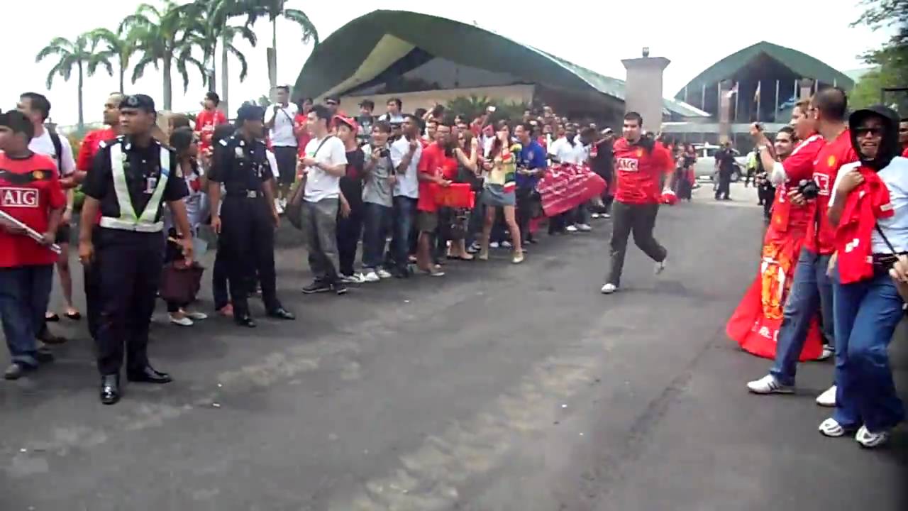 Man Utd Arrival in Kuala Lumpur International Airport - YouTube