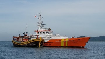 Tàu cá cùng 12 ngư dân bị nạn, chơi vơi giữa biển khơi