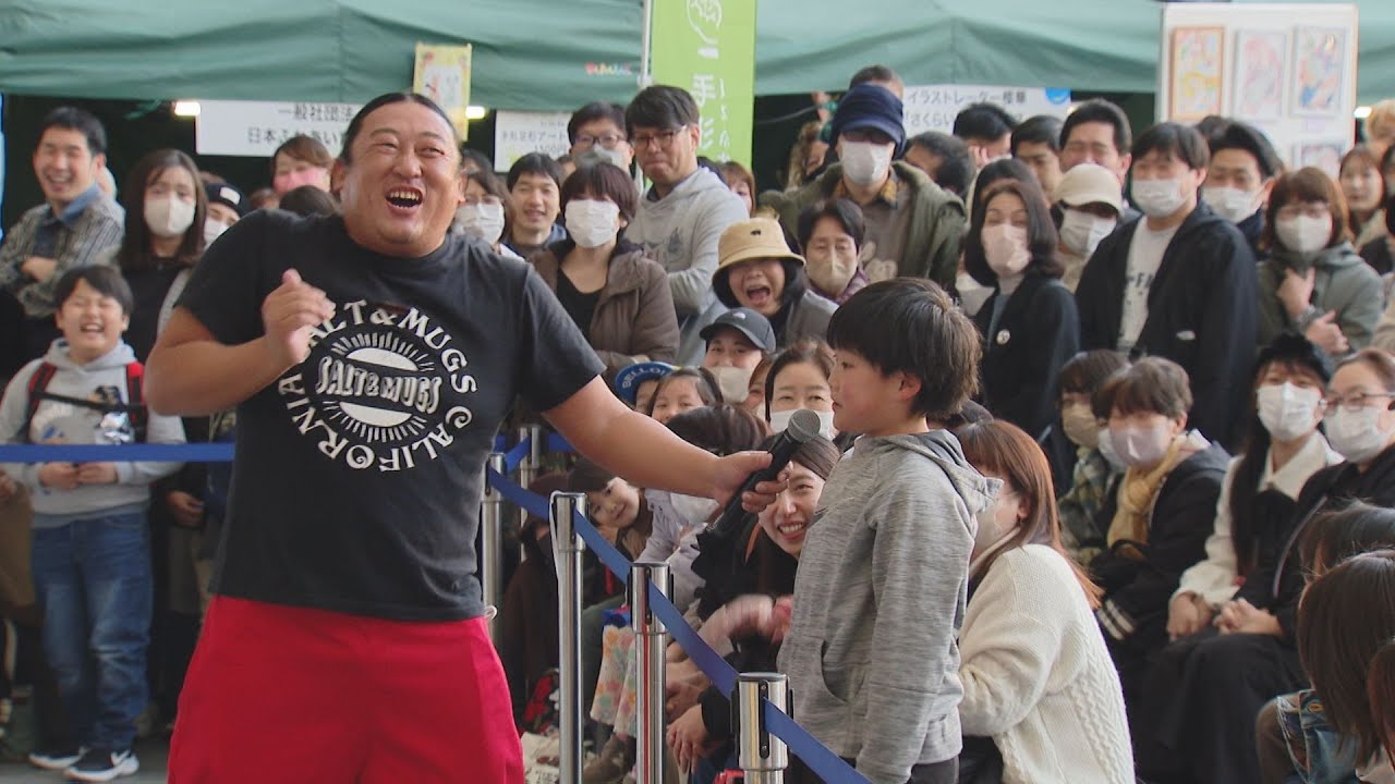 ピースマイルフェスに人気芸人・秋山竜次さん登場！「変梅」で会場盛り上げる