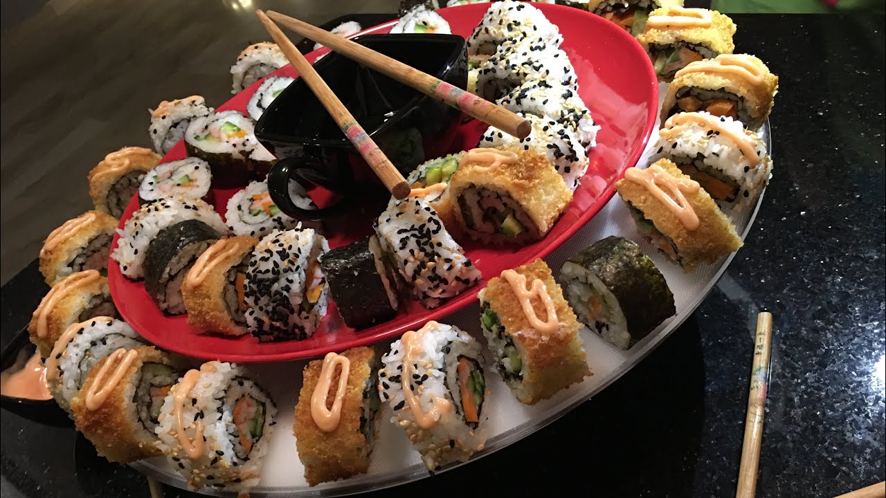 السوشي بثلاث أنواع سوشي مقلي، فوتوماكي ، أورا ماكي بألذ الحشوات