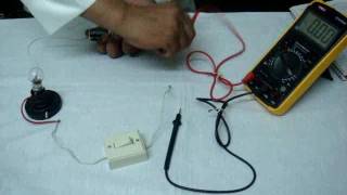 توصيل الاميتر لقياس شدة التيار المار في الدائرة الكهربائي