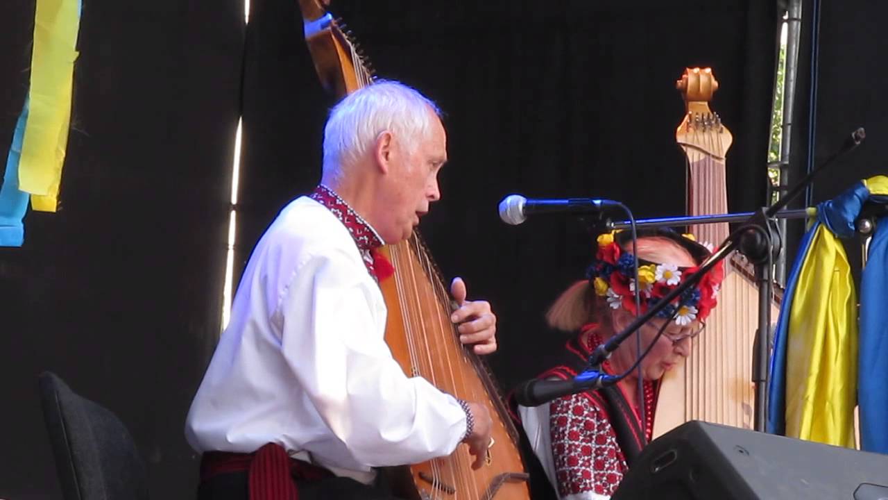 Ukraine Kyiv: Ukrainian Musician from Australia Plays Ukrainian Songs at Independence Squ 25.06.2014