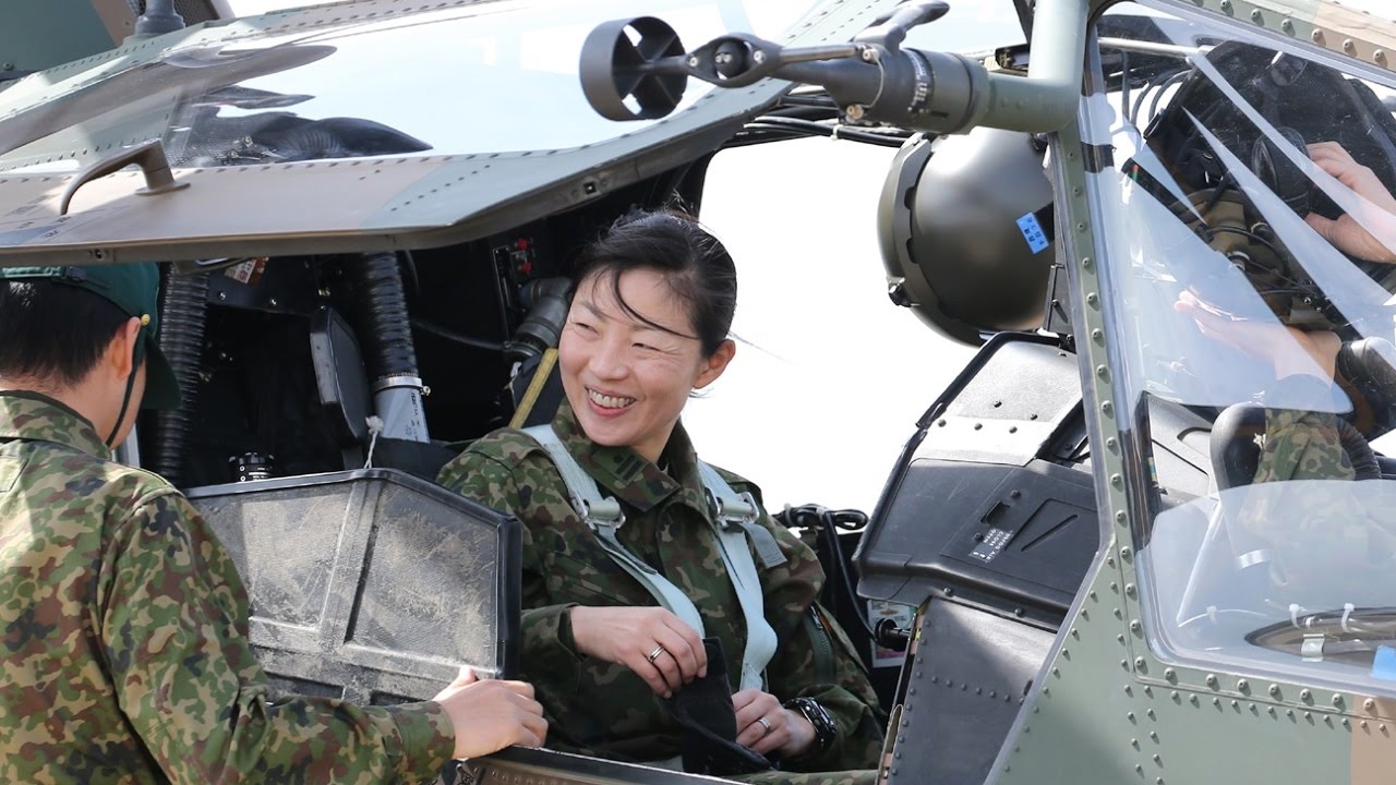 陸上自衛隊　対戦車ヘリ(AH-1S)を女性が初操縦