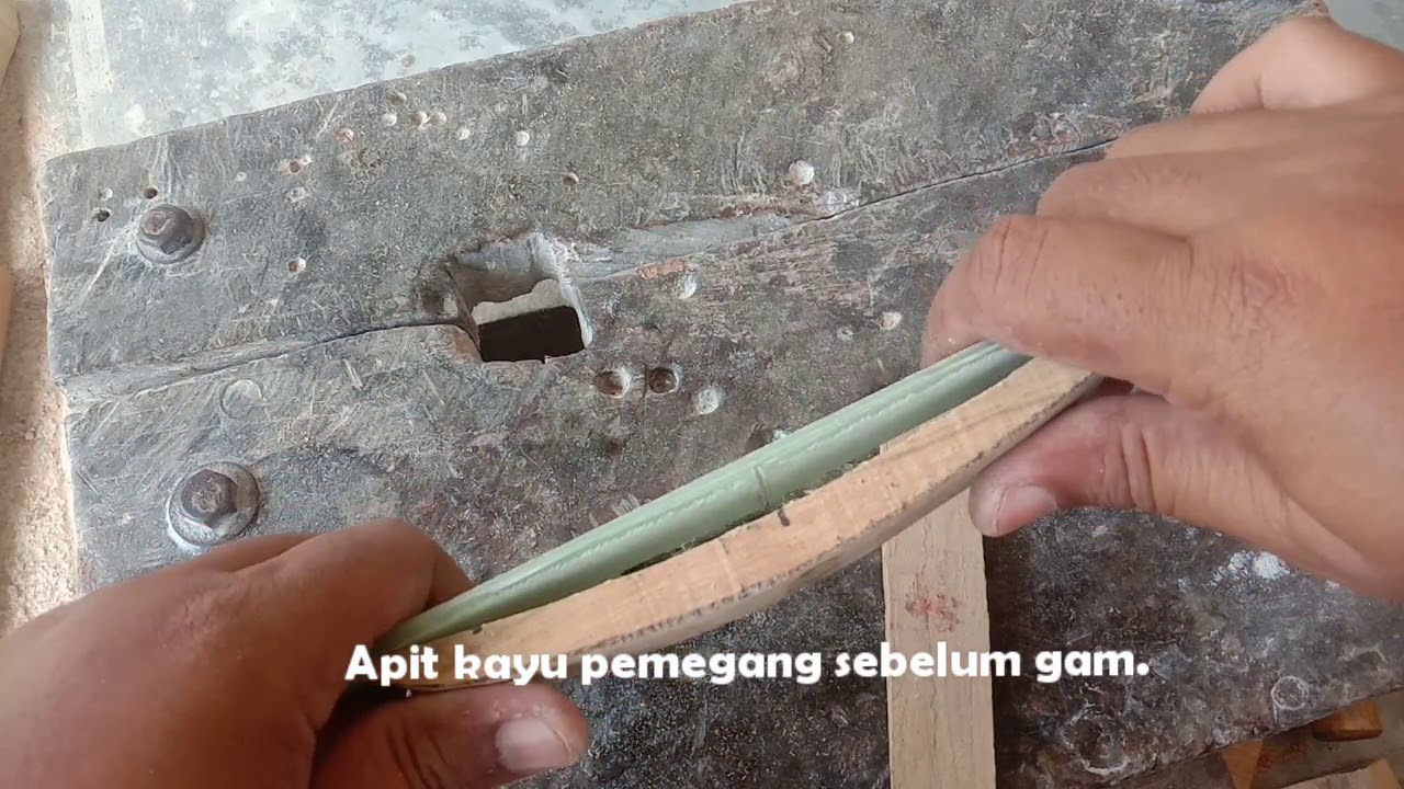 Bikin pemegang dan siyah untuk Busur Miqdam.