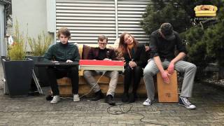 Full The Golden Couch Spurv Laerke Interview und Portrait Live Guide