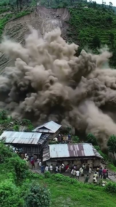 detik-detik longsor besar menerjang rumah warga