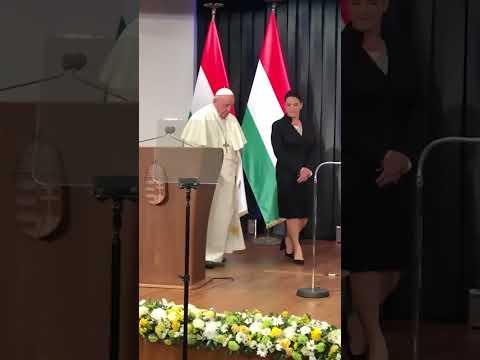 Hungary&#39;s president accompanies Pope Francis to his meeting with civil authorities