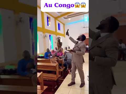Dans Une église AU CONGODans Une église Animée Du Congo Un Pasteur Prie Avec Puissance Pour 