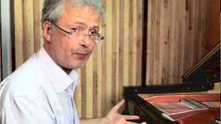 Denis de La Rochefordière presente le piano à pédale harmonique