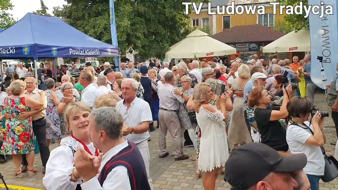 DO CHMIELNIKA z Piekoszowa przyjechali kapela im grała śpiwali hulali mało sceny nie zarwali 