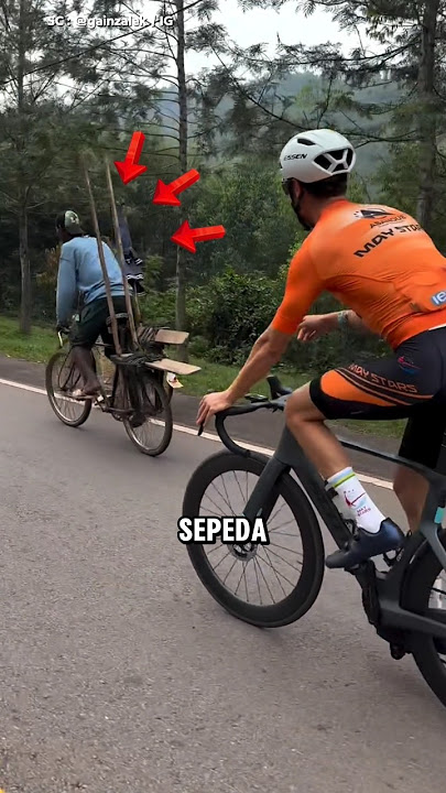 This cyclist is curious about the local residents' bicycles😌