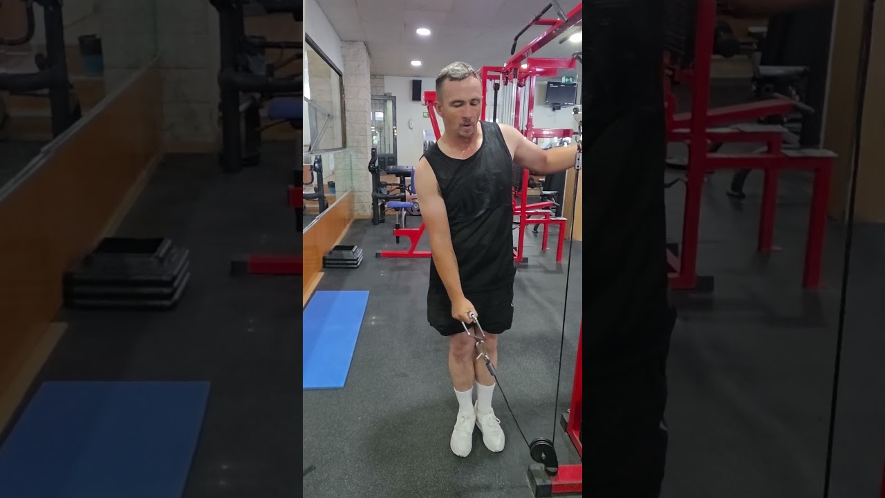 Martin realizando una Elevacion lateral a una mano en polea baja: Aprende a entrenar conmigo