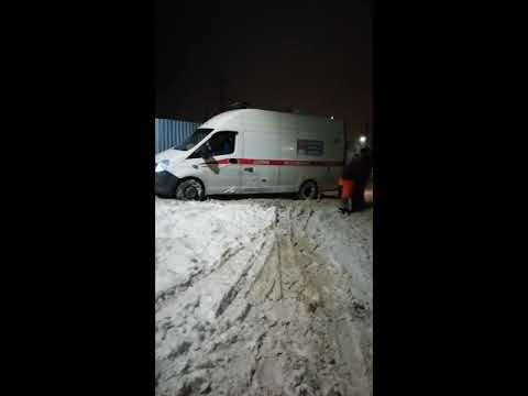 В поселке под Оренбургом в снегу застряла карета скорой помощи