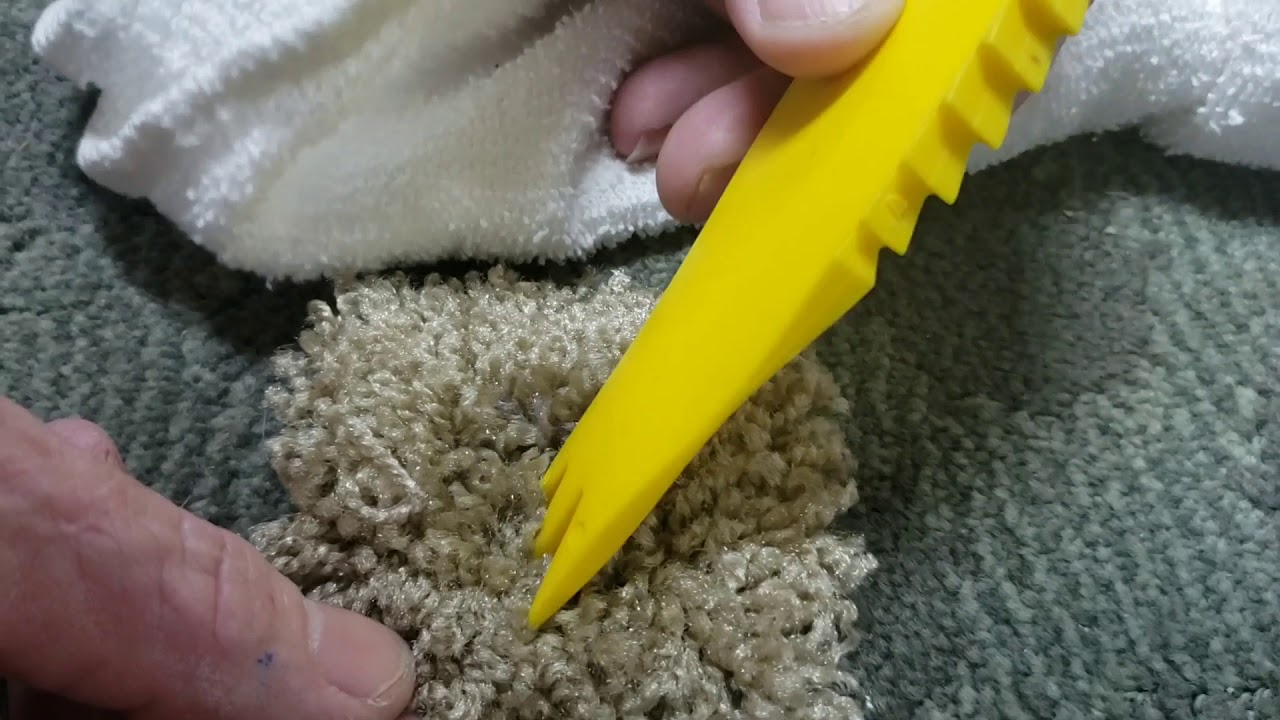 Using the tamping technique to remove stains from carpet fibers with