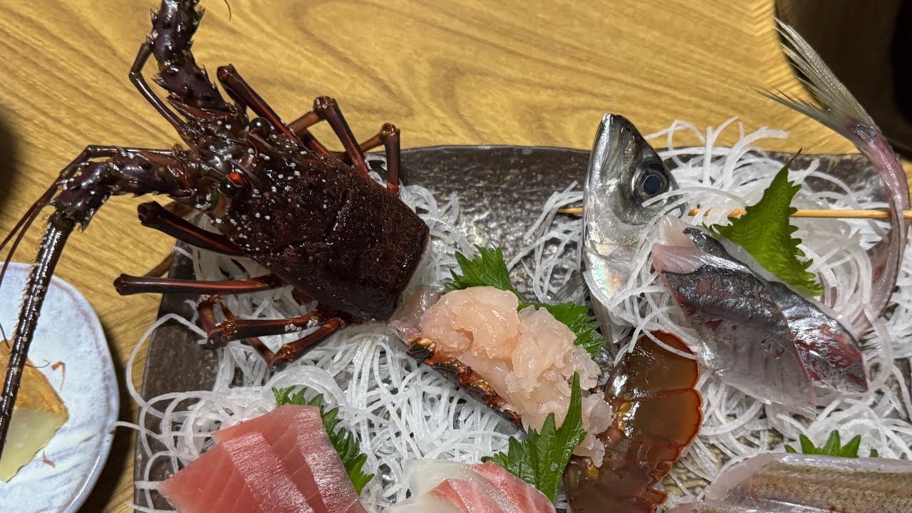 夕食　伊勢海老のお造り、サザエの壺焼き（民宿　勘太郎）安房白浜／千葉県南房総市