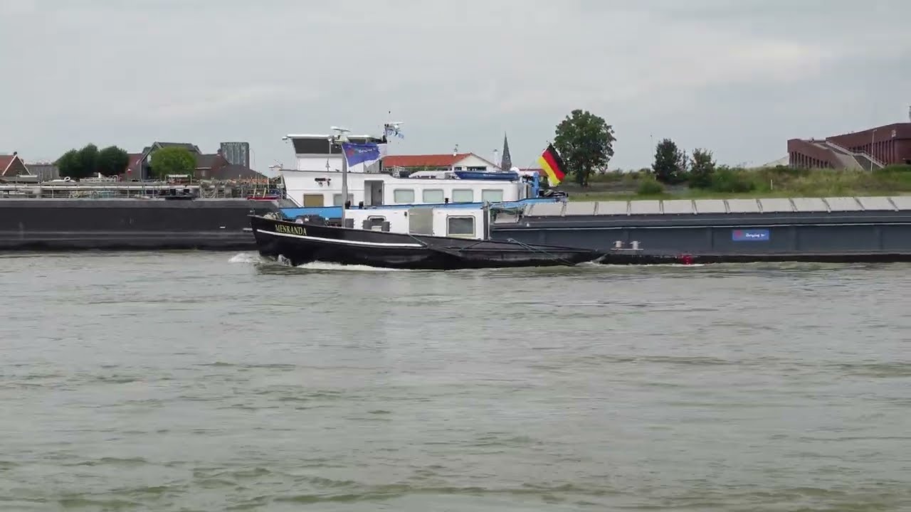 VIER SCHEPEN gelijktijdig onder de Waalbrug en een inhaalmanoeuvre