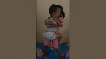 Kakak belajar gendong adik 😊😍