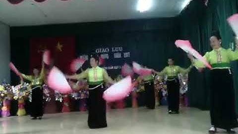 Múa cánh bướm mùa xuân .đội cao tuổi bản híp