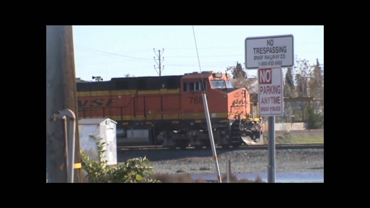 bnsf 5729 BNSF ES44DC #7687 Leads a Z-Train Through Stockton