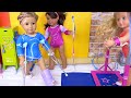 Play Dolls stories about gymnastics accident and friendship support!