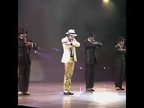 صوت مايكل جاكسون هنا مو قادره اتخطاه