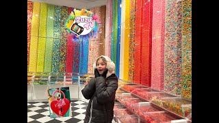 ZuzuTV FAMILY VLOG 👨‍👩‍👧 - Wroclaw Candy Store 🍭🍬