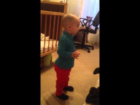 1 yashli usaq Gangnam Style oyanyir/1 year old child dancing Gangnam style