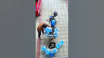 سر توازن قوارير الماء على العربة الصغيرة 