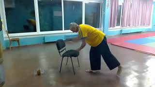 Упражнения со стулом