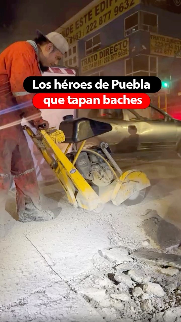 Los héroes de Puebla que tapan baches