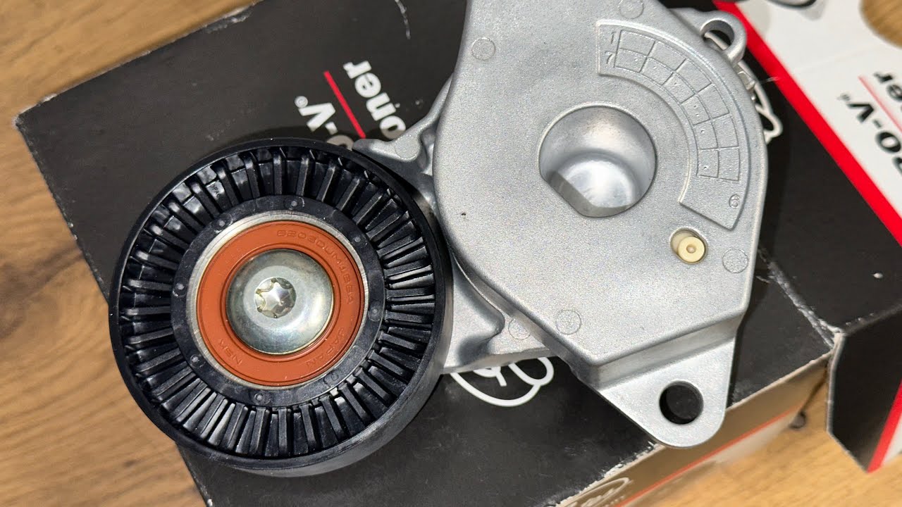 Toyota Yaris III. Tensioner and Vbelt, petrol engine. Napinacz paska