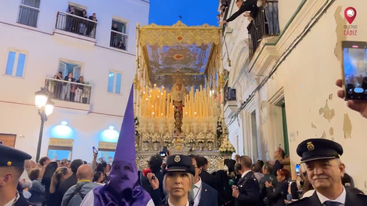 Virgen de los Dolores (El Nazareno) por el barrio de Santa María | Jueves Santo | Objetivo Cádiz