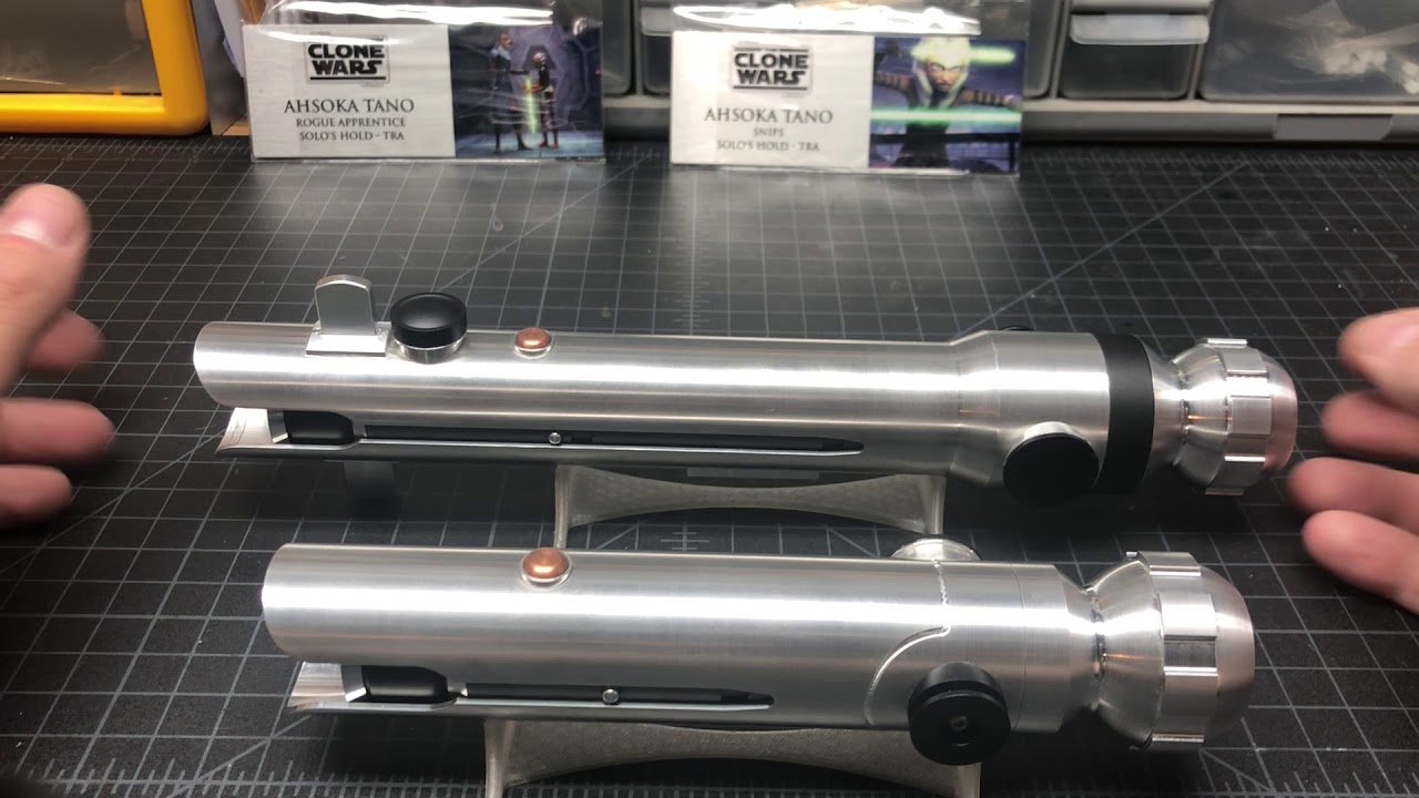 Solo's Hold Ahsoka sabers (Clone Wars 