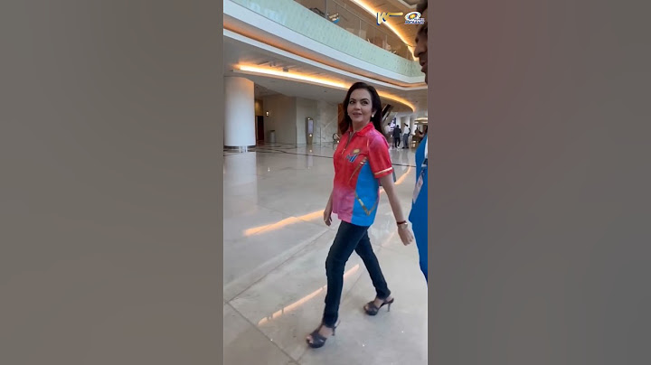 Mrs. Nita Ambani makes her way to the auction venue 💙 #MumbaiIndians #OneFamily #AaliRe