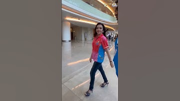 Mrs. Nita Ambani makes her way to the auction venue 💙 #MumbaiIndians #OneFamily #AaliRe